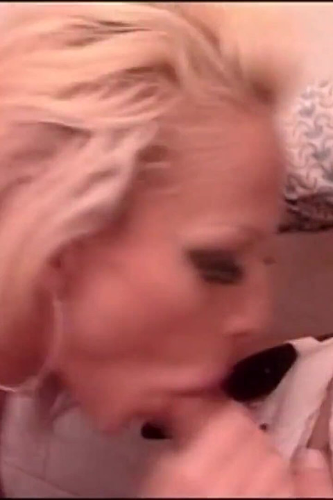 बाथरूम में हॉट सुनहरे बालों वाली चोदने लायक मम्मी के लिए लंड चुसाई और बड़े लंड के मुंह में वीर्य