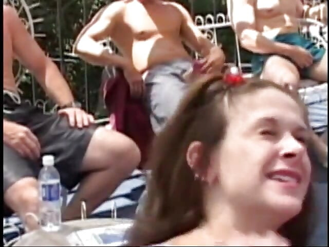 Sexy petite brunette tar DP under gangbang med muskuløse pigger utendørs