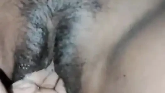 Pooja memasukkan tangannya ke dalam memek istrinya dan memeknya meledak.