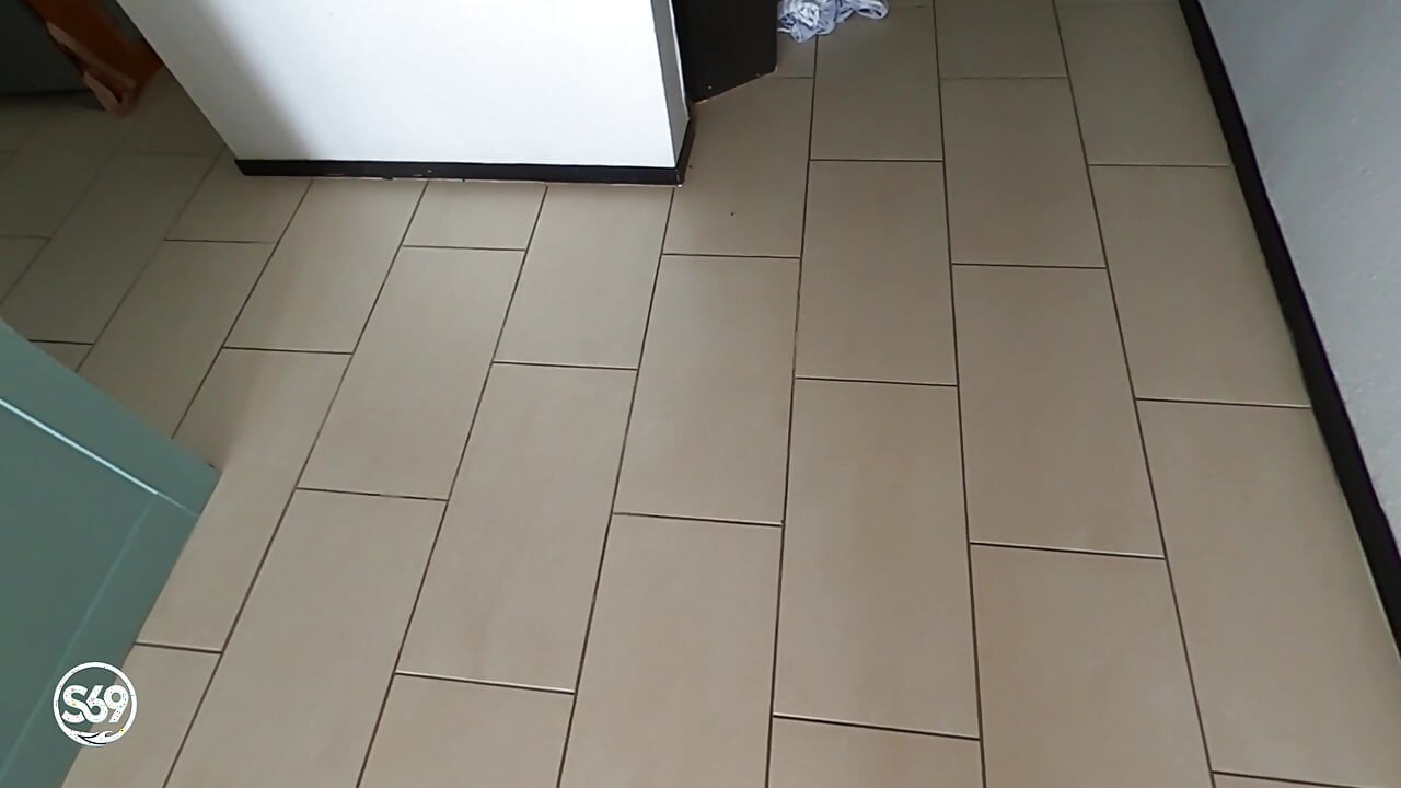 Acordou de férias com uma buceta molhada e encharcou minha calcinha. Eu os coloco à vista para que alguém os encontrasse