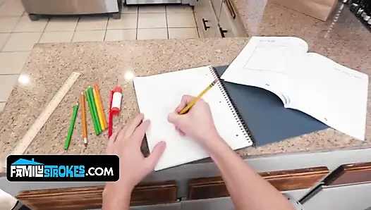 Üvey anne Angelina Paskalya yumurtası avlarını sert bir sikiş seansına dönüştürüyor
