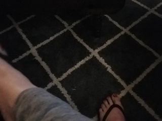 Tachinare cu flip-flop în timp ce așteaptă în sufrageria prietenului