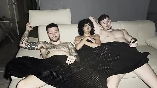 Kleine Cindyluna Wurde Gerade Von Ihrem Arsch Und Ihrer Muschi Penetriert Und Bittet Uns, Sie Wieder Zu Ficken