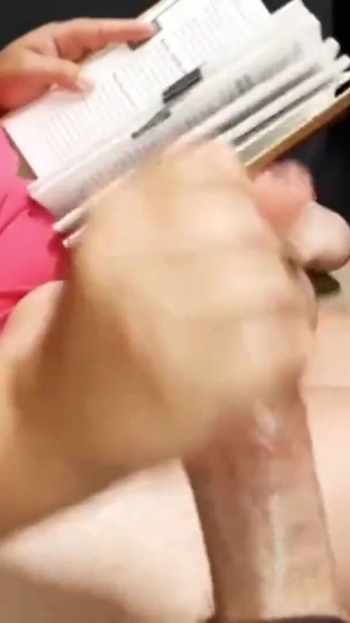 Interupsi ibu tiri membaca untuk handjob. | Klip 2