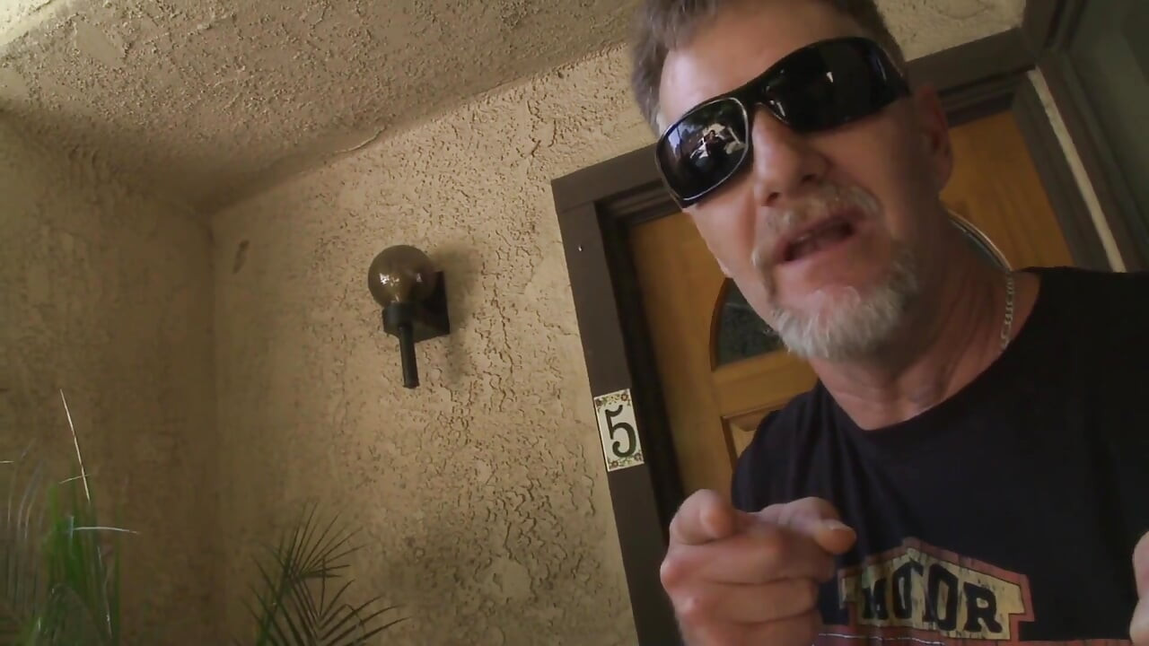 Nešťastná podvádějící manželka dostává pusu a vidí obrovského ptáka šťasťaté kluky