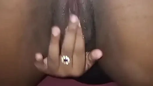 В первый раз я трахнула свою киску тушью.