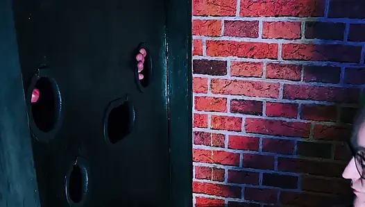 Mengisap Kontol Tebal di Gloryhole