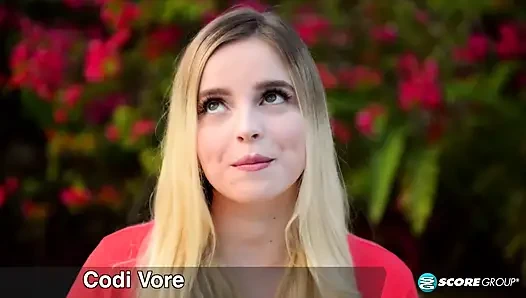 Büyük memeli Codi Vore göğüslerini sektiriyor ve amını parmaklıyor