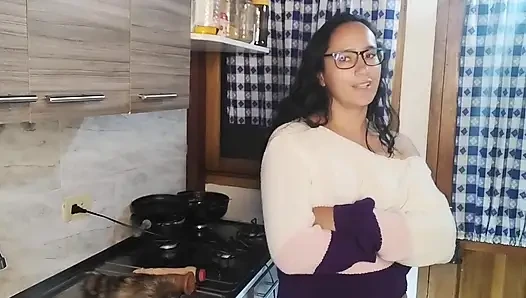 Üvey anne üvey kızının erkek arkadaşı tarafından mutfakta sikiliyor