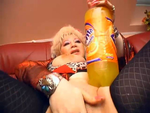 La abuela inserta 2l fanta en su coño