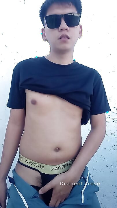 Naughty boy jerk off while waiting for his date - Pinoy Jakol