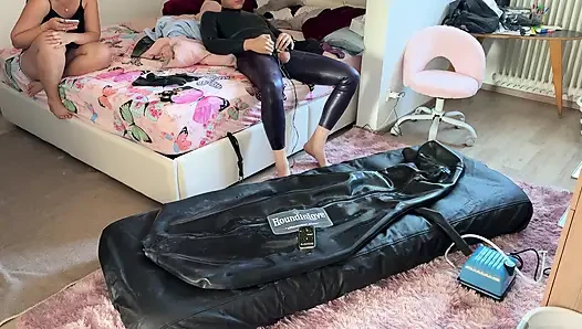 Evli kadın kocasını şişme tam vücut lateks bondaj çantasında estim ile orgazma itiyor. Kısıtlı nefes alma - ağzı tıkalı göt tıkacı