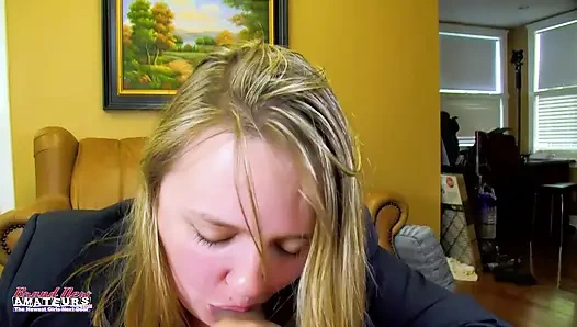 Mahasiwsi semok rambut pirang tara nyepong kontol dan telan serakah sampai tenggorokan!