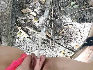 Piscio e gioco con la mia figa bagnata nel parco pubblico