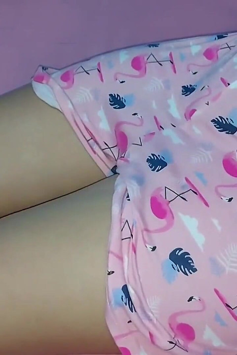 मेरी सौतेली बहन मुझे उसकी पैंटी नीचे खींचने देती है