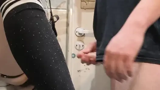 Suami dengan kontol besar dan istri dengan memek sempit, di kamar mandi memiliki beberapa saat untuk satu sama lain