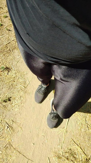 Caminando en el parque usando leggings Nike brillantes. pt2