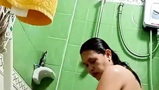Просто наблюдаю только за ней в душе