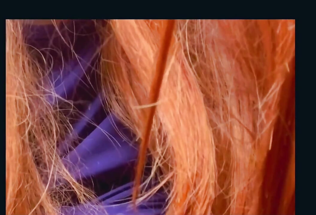 Video snimci Daphne iz Skubi Doo kako pokazuje svoje sise iza Fredevih leđa