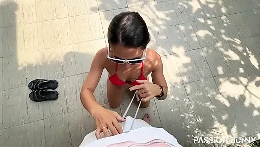 Neredeyse Riskli Sakso Ile Yakalanıyor Ve Komşu Evin Yanında Işiyor