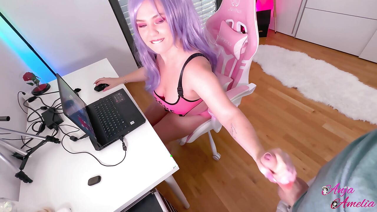 Une streameuse Twitch se fait baiser en direct devant la caméra !