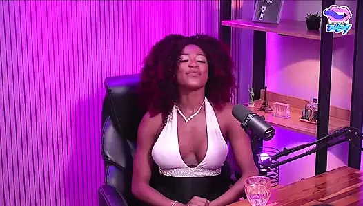 Wanita Kulit Hitam Terpanas Yang Pernah Anda Lihat, Menceritakan Semua Di Podcast.