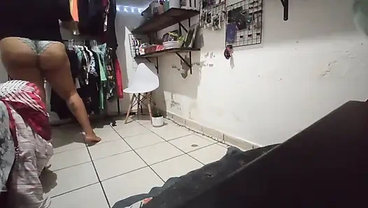 Cewek meksiko dengan pantat bahenol lagi asik melipat bajunya pakai celana dalam thong