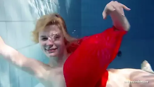 A novinha russa Lucie vai nadar debaixo d&#39;água
