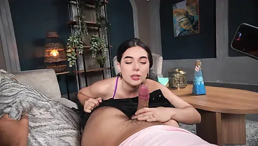 Stiefsohn fickt am ende seine junge stiefmutter, nachdem er ihren arsch gesehen hat, wenn sie allein zu hause sind