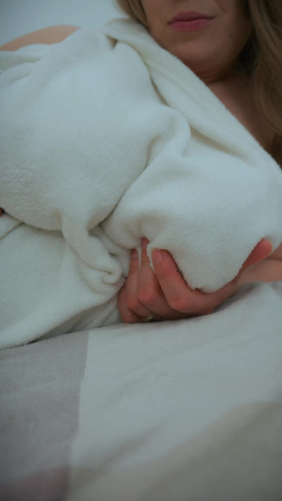 흰색 담요를 입고 여왕처럼 포즈를 취하고 있는 밀프. 누군가가 그 가슴이 아름다운 것을 그녀에게 말해야한다