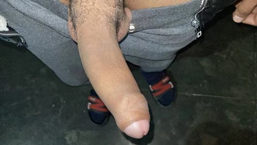 Dışarıda bir kızın götünü gördüm ki o kadar büyüktü ki sikimi salladım.