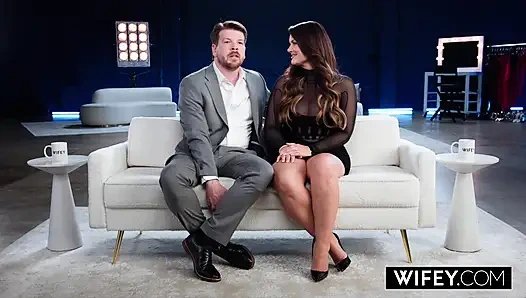 WIFEy, wunderschöne kurvige hotwife lacy bekommt für die ultimative gangbang-Überraschung die augen verbunden