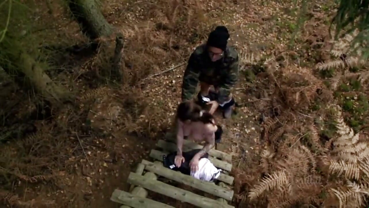 Natuurlijke tieten sexy poesje neuken in het bos en krijgen sperma in de mond