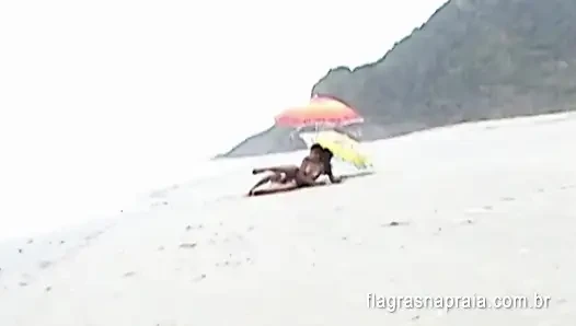 Brezilyalı çift plajda seks videosu çekiyor