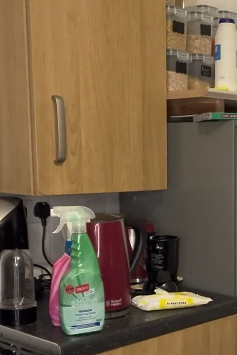 Geërgerde meid kont schoonmaken