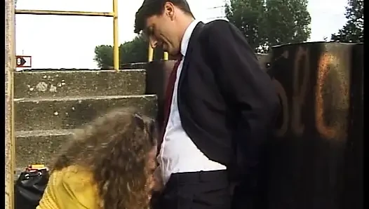 Deutsche milf im gelben kleid fickt einen fremden in der natur