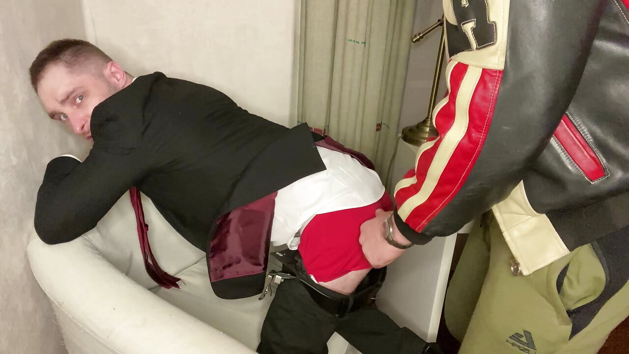 1 rész. Menatplay. Az öltönyös irodai dolgozókat, Kinkysiriust keményen megdugta a bőrmedve