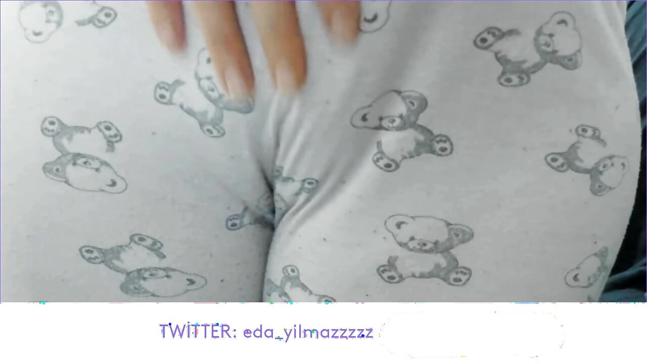 CAMELTOE- MASTURBATION IN PAJAMAS- PUFFED PUSSY- TURKISH PORN