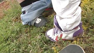 2 blonde Duitse skater twinks neuken op het dak