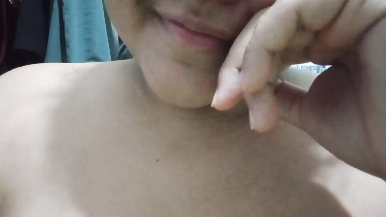 我的女朋友为我穿着丁字裤自拍并自慰，并在Whatsapp上给我发了视频
