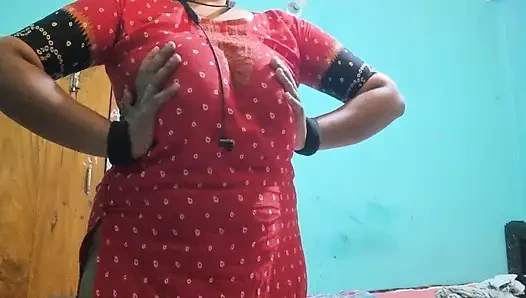 Nahaufnahme, zeigt meine großen titten und masturbiert mit meinen fingern