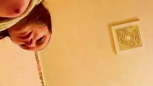 Я удивила свою 18F лесбийская коллега трахает себя в зеленом свитере, который она одолзила мне