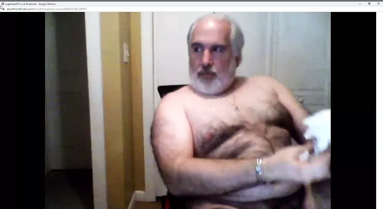 sexy hairy daddy bear se pajea en camara
