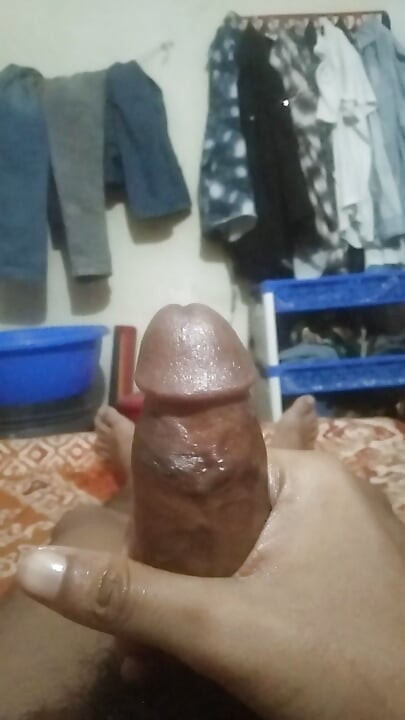 Ich habe in meinem Zimmer einen Handjob bekommen.