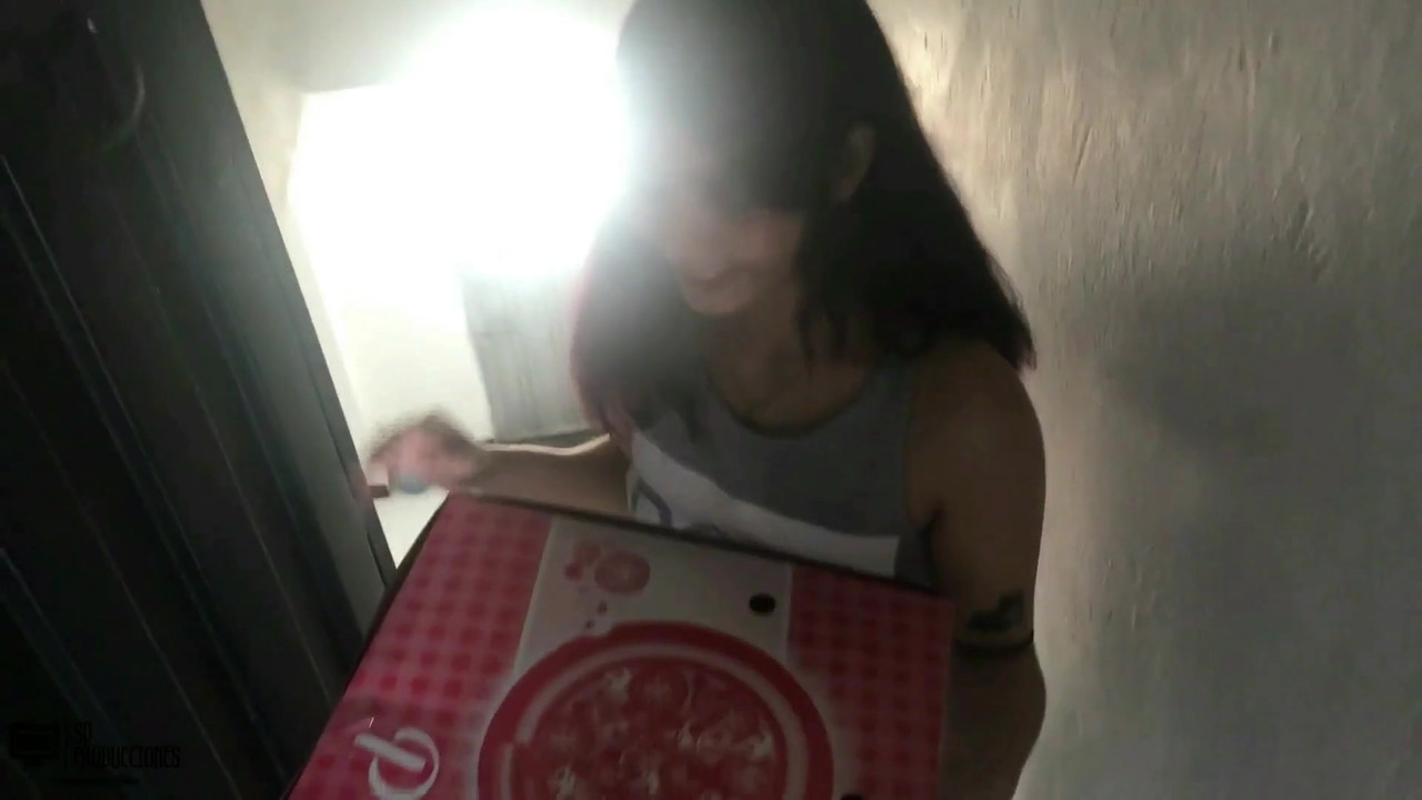 送货员非常需要，他没有拒绝我的提议，支付披萨的口交 - 西班牙语色情