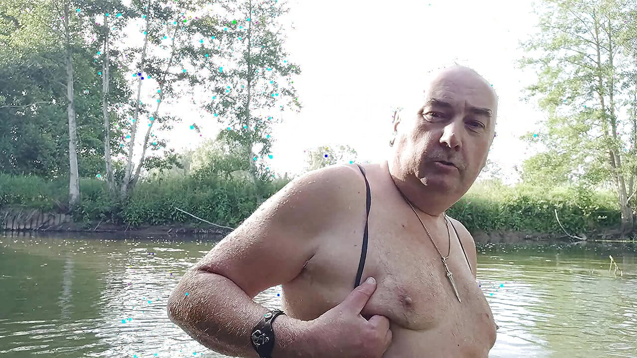 Ο παχουλός, μουστακοφόρος μπαμπάς έχει μια έκρηξη στο ρέμα, αυνανίζεται ξεδιάντροπα με λάσπη
