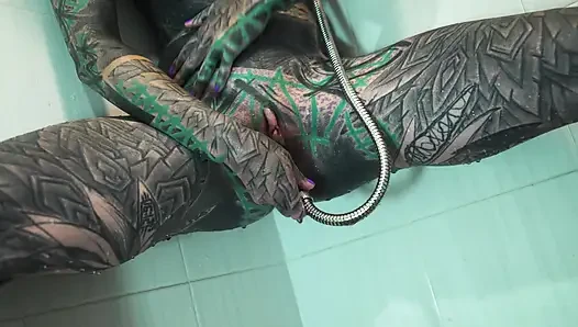 Stark tätowiertes model, intensive anal-masturbation in der dusche