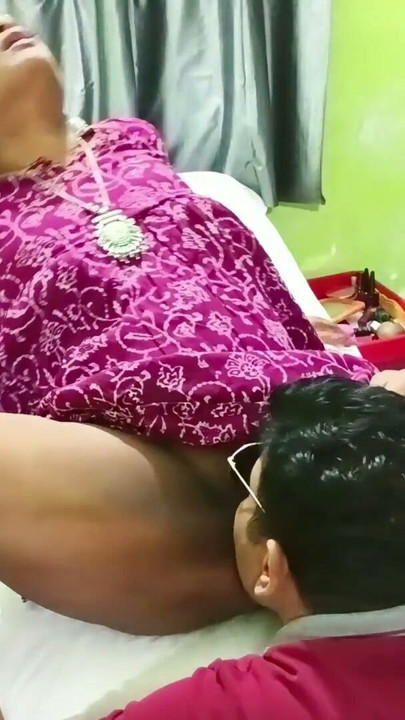 Profesoara drăguță tamilă Sudha se fute în secret cu directorul | Clip 1