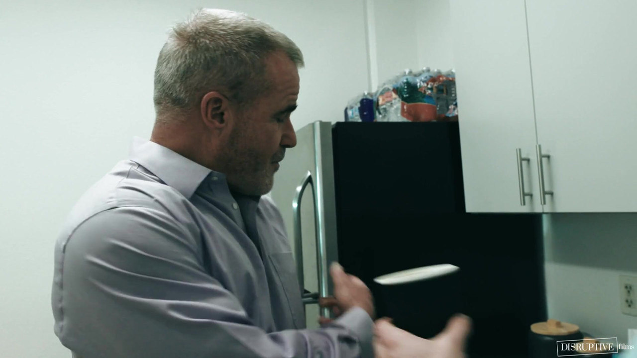 職場での継父とのハードな3p-破壊的な映画