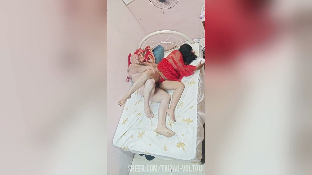 СОБЛАЗНИТЕЛЬНАЯ БРЮНЕТКА ХОЧЕТ КОРОНУ